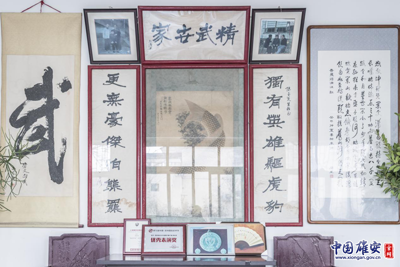 一進練功房就可以看到“精武世家”的匾額掛在廳堂之上。精武體育會與鷹爪翻子拳有著極深的淵源，精武精神也成為鷹爪翻子拳武德修習的核心。李鑫 攝