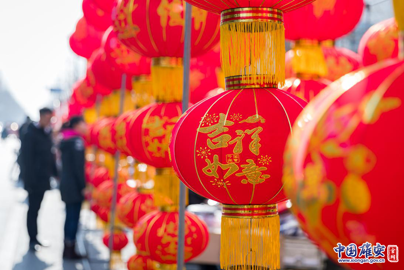 農歷臘月二十三，北方“小年”至，過年模式正式開啟。雄安新區容城縣街頭，喜慶的燈籠掛滿了集市，年味正濃。中國雄安官網記者馬夢迪 攝