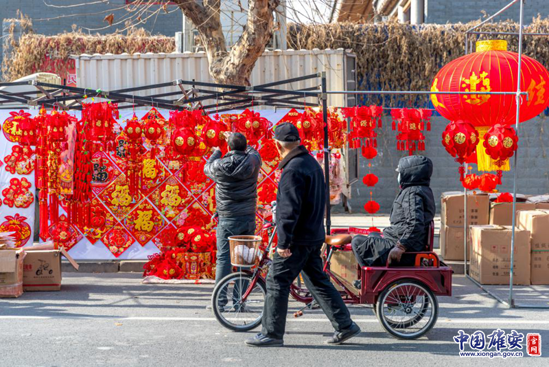 農歷臘月二十三，北方“小年”至，過年模式正式開啟。雄安新區容城縣街頭，行人駐足觀看滿街的燈籠、春聯，感受濃濃年味。中國雄安官網記者馬夢迪 攝