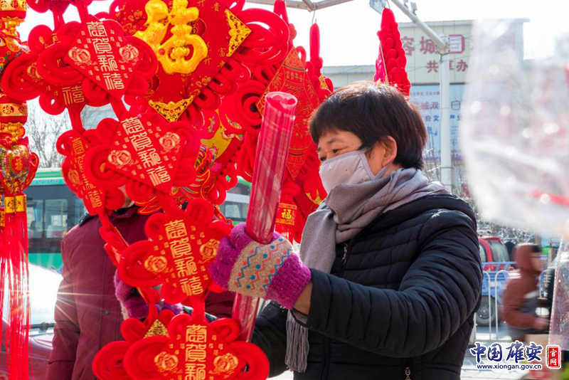 農歷臘月二十三，北方“小年”至，過年模式正式開啟。雄安新區容城縣街頭，群眾正在挑選年貨，迎接新年的到來。中國雄安官網記者馬夢迪 攝