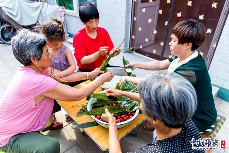 又逢端午，張燕一早來到淀邊端村姑姑家，和姑姑、弟妹包起了粽子。中國雄安官網記者馬夢迪 攝