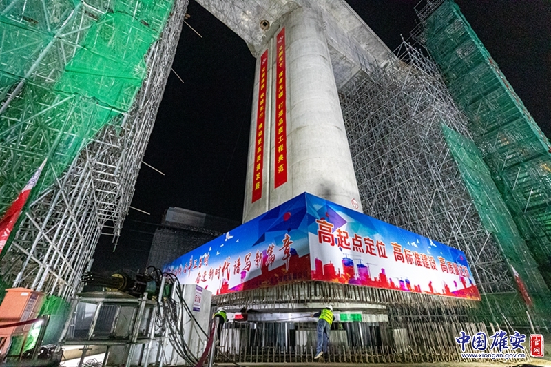 8月27日零點07分，京雄城際鐵路跨津保鐵路連續梁開始轉體。這是京雄城際鐵路全線第一個跨既有高速鐵路轉體，也是雄安新區第一個橋梁轉體。中國雄安官網記者馬夢迪 攝