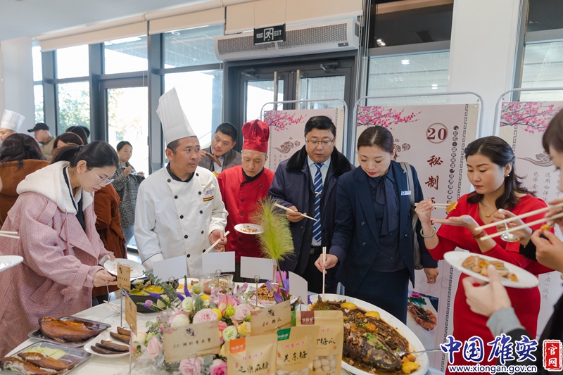 活動現場，嘉賓正在品嘗各色美食。中國雄安官網陳凱昆 攝