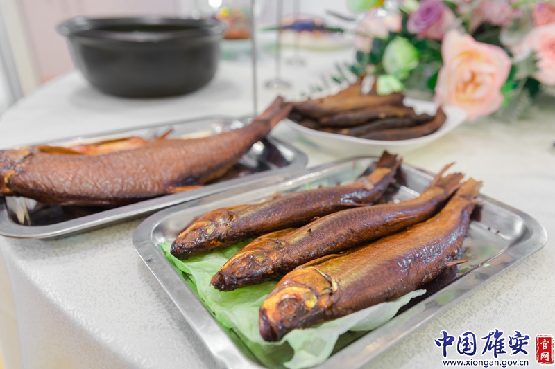 白洋淀熏魚經傳統工藝精心熏制而成，口味獨特，營養豐富。中國雄安官網陳凱昆 攝