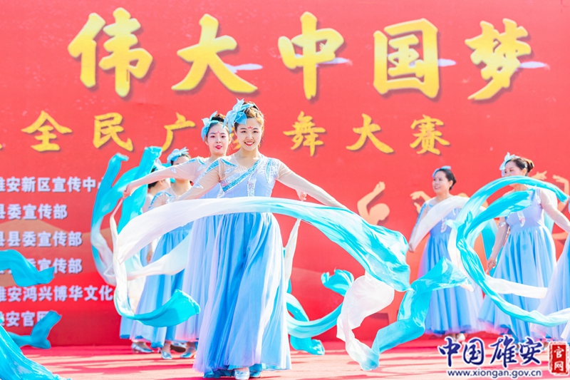 憑借著精心的編排和舞蹈演員出色的表現，靈動優美的舞蹈《千年雄安》在2019年雄安新區全民廣場舞大賽中奪得一等獎。站在隊伍中間的90后女孩張含星臉上洋溢著自信的笑容，格外引人矚目。中國雄安官網記者毛鶴然 攝