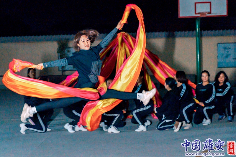 為了更好地準備2019年雄安新區全民廣場舞大賽，張含星編排了一支舞蹈，并作為領舞帶領大家參加比賽。張含星在這支舞蹈中突破了廣場舞以往的傳統模式，融入了現代新元素，編創了舞蹈《千年雄安》，以寄托大家對家鄉的熱愛和期待。中國雄安官網記者毛鶴然 攝
