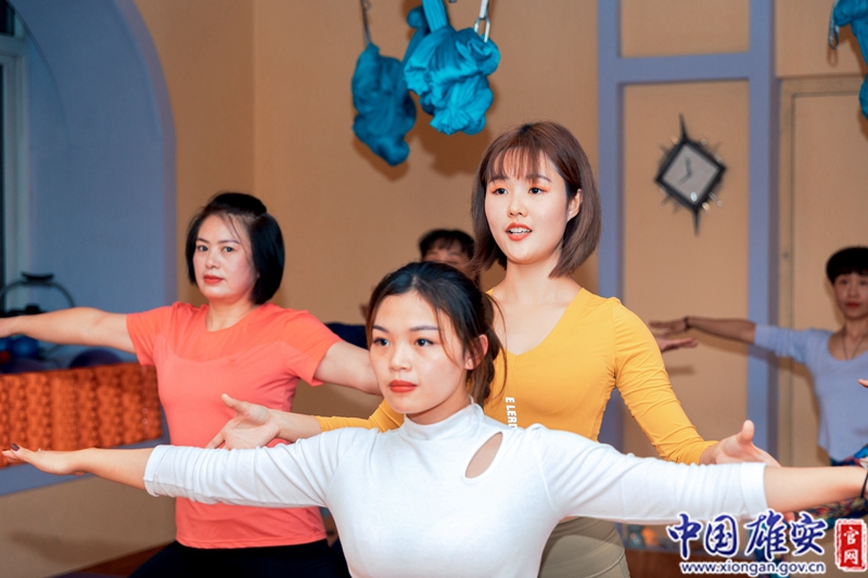 張含星除了利用業余時間教授隊員舞蹈外，還開了一家瑜伽館。2017年，原本打算畢業后留在湖南發展的張含星，放棄了湖南的工作和資源，回到家鄉開始創業。中國雄安官網記者毛鶴然 攝