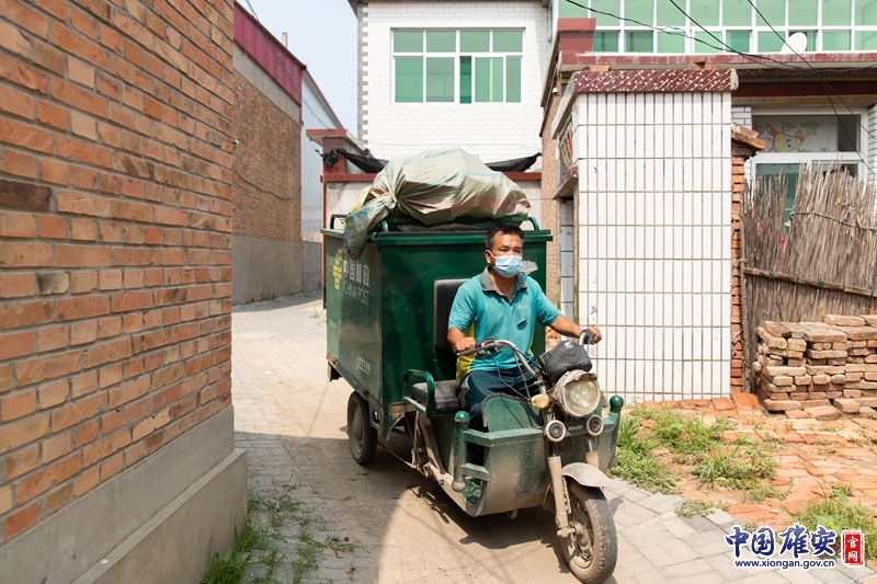 31年往返奔波，40萬公里水上郵路，超過1萬天的工作時間，投遞郵件20余萬份，一條船、一輛三輪車撐起了12個行政村、3.8萬居民與外界的往來書信、包裹郵遞……一串串數據幾乎涵蓋了安新縣白洋淀水鄉郵遞員楊小合的職業生涯，他用自己無怨無悔的堅守與付出，在平凡的崗位上，書寫著不平凡的人生。楊小合，1965年出生，是安新縣安新鎮東楊莊村人。作為中國郵政安新縣分公司的一名普通郵遞員，他從23歲開始工作到現在臨近退休，不曾耽擱過一次投遞，把20余萬份郵件安全送到收件人的手中。他把青春和熱血都奉獻給了白洋淀水鄉的郵政事業。中國雄安官網記者高盟 攝