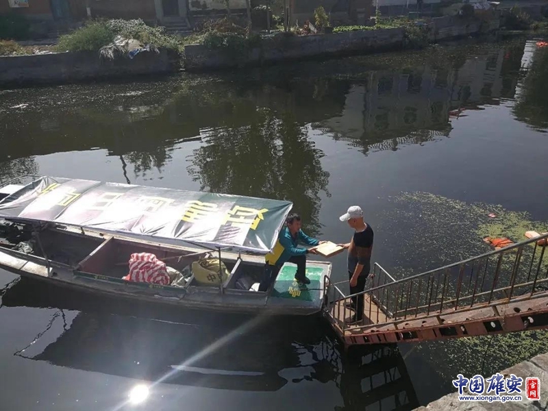 在“水上郵路”送件的時候，楊小合總會小心翼翼把郵件保護好，有些郵件雖說不沉，但對很多家庭來說卻無比重要。“有些距離較遠的淀中村都有‘順風船’‘順風車’，他們會幫忙把郵件帶過去，放在自提點讓鄉親們去領，這比繞路要快很多。”楊小合自信地說，無論途中遇到怎樣的困難，自己都會把包裹安然無恙地送到收件人手中。中國雄安官網發