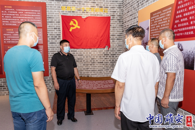 “生命可以透支，使命卻不能欠賬。”蘭占友說。在完善硬件建設(shè)的同時(shí)，蘭占友在隊(duì)伍建設(shè)、制度建設(shè)上大做文章，全面發(fā)揮基層黨組織戰(zhàn)斗堡壘作用和黨員先鋒模范作用。每月15日，蘭占友定期組織全村黨員集中學(xué)習(xí)，通過支部書記講黨課、專人領(lǐng)學(xué)、重溫紅色經(jīng)典等多種方式，讓黨員學(xué)黨史、學(xué)理論，并撰寫學(xué)習(xí)心得體會(huì)。同時(shí)，蘭占友注重在致富能手、退伍軍人和返鄉(xiāng)創(chuàng)業(yè)知識青年中發(fā)展黨員，不斷壯大黨組織力量。通過制度的建立與實(shí)施，進(jìn)一步凝聚了黨心民心，為各項(xiàng)工作的順利開展奠定了良好的基礎(chǔ)。中國雄安官網(wǎng)記者毛鶴然 攝
