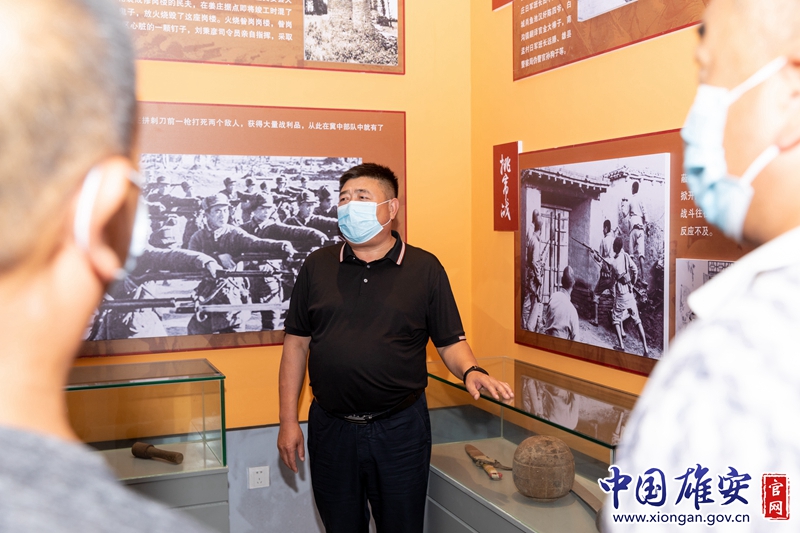 米家務(wù)鎮(zhèn)是紅色革命老區(qū)。依托黨群服務(wù)中心，米東大村打造了冀中十分區(qū)抗戰(zhàn)紀(jì)念館。如今，紀(jì)念館已經(jīng)接待了一批又一批參觀者，蘭占友向他們介紹抗日戰(zhàn)爭時(shí)期，米家務(wù)人民在黨的領(lǐng)導(dǎo)下進(jìn)行的偉大斗爭，紀(jì)念英勇赴義的革命英烈，希望紅色精神能傳承發(fā)揚(yáng)。“這些偉大的事跡、動(dòng)人的精神，需要代代相傳，所以我必須站好這班崗，要讓村民知道我們身上流著英雄先烈的血，要用這種精神在新時(shí)代建設(shè)好我們的家園。”蘭占友說。中國雄安官網(wǎng)記者毛鶴然 攝