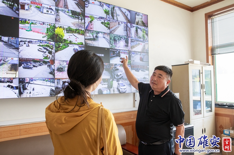 “我們充分運(yùn)用信息科技手段，提升管理效率。”蘭占友指著身側(cè)的智慧監(jiān)控平臺說，有了它，村干部能夠?qū)崟r(shí)把控村內(nèi)交通、衛(wèi)生、治安等情況，數(shù)塊監(jiān)控視頻可隨時(shí)切換，村內(nèi)主要交通路口、重點(diǎn)區(qū)域一目了然，基本實(shí)現(xiàn)了監(jiān)控全覆蓋，為基層社會(huì)治理保駕護(hù)航。中國雄安官網(wǎng)記者毛鶴然 攝
