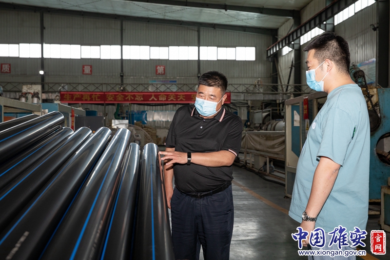 在京津冀協(xié)同發(fā)展的大背景下，蘭占友不斷拓展思路，深挖阻礙發(fā)展的歷史根源，研究解決發(fā)展瓶頸，加大招商力度和科學(xué)規(guī)劃，大力發(fā)展并壯大了電線電纜和塑料管材行業(yè)，種類豐富，產(chǎn)品遠(yuǎn)銷全國各地。目前，米東大村已有近20家外地客商來村里投資辦廠，在村內(nèi)形成了線纜產(chǎn)業(yè)集群。中國雄安官網(wǎng)記者毛鶴然 攝