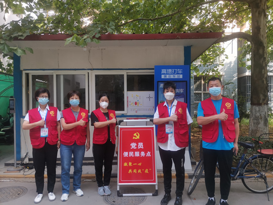 志愿者在社區提供服務。石家莊市文明辦供圖