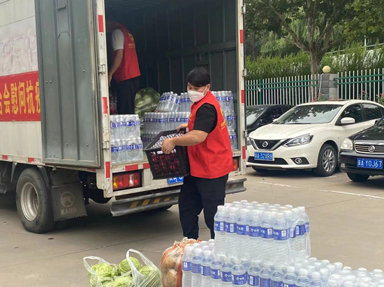 志愿者在運送物資。石家莊市文明辦供圖