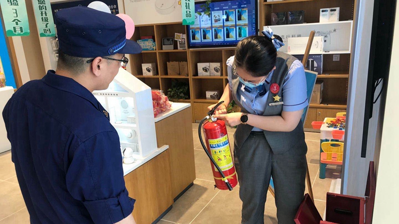 雄安新區安新縣消防部門開展“巡街式”消防排查