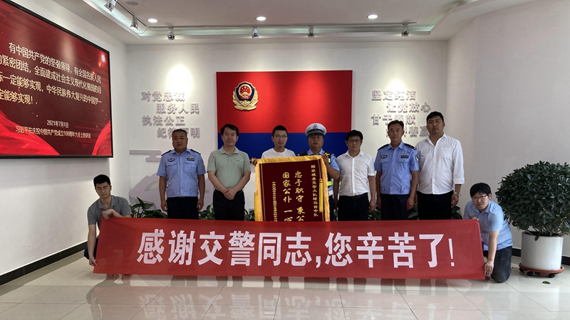 點贊容城交警！男子突感不適，交警護航送醫
