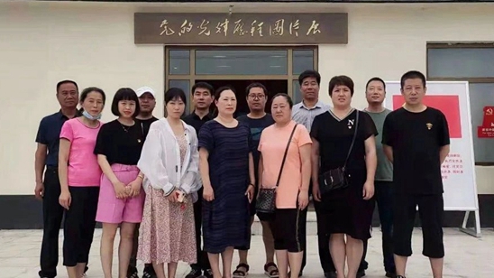 安新縣融媒體中心組織黨員干部參觀“黨的光輝歷程”圖片展