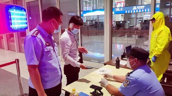 太暖了，7歲女兒寫(xiě)給警察爸爸的一封信