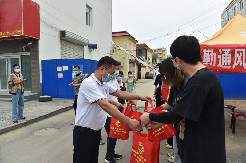 雄安新區(qū)安新縣安新鎮(zhèn)總工會開展“送清涼”慰問一線職工活動
