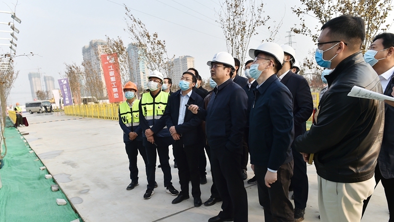 時政播報(bào)丨張國華調(diào)研雄東片區(qū)安置房及配套設(shè)施建設(shè)