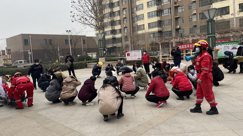 容城容豐社區(qū)開(kāi)展地震避險(xiǎn)應(yīng)急疏散演練活動(dòng)