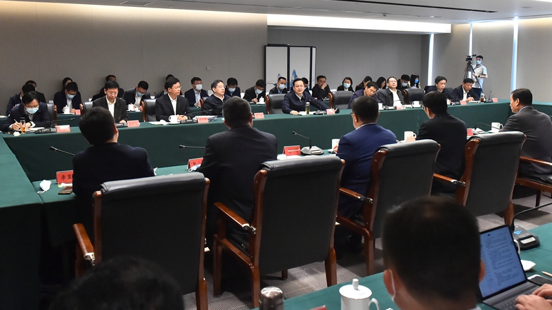 張國華與東風汽車集團有限公司董事長、黨委書記竺延風舉行工作座談
