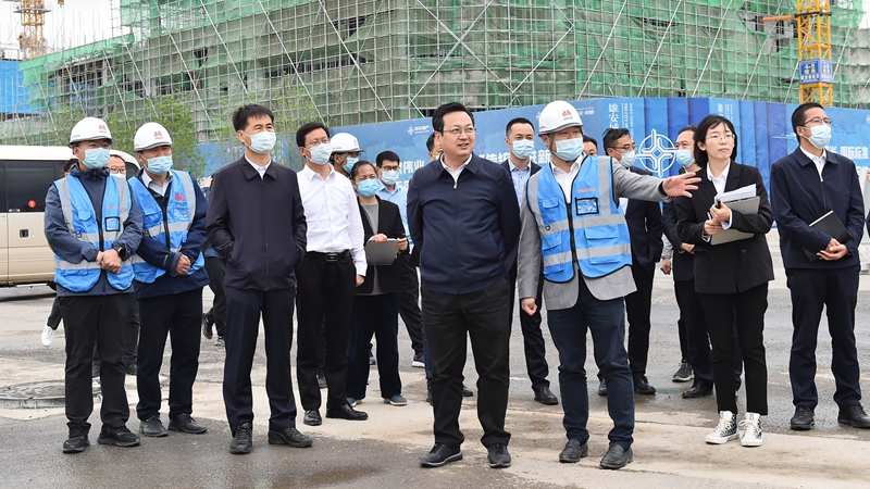 時政播報丨張國華調研新區道路綠化和環境整治及街道家具設計工作
