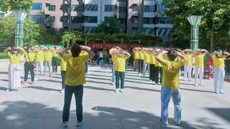 容城縣容豐社區(qū)舉辦“月滿(mǎn)中秋 共享團(tuán)圓”文藝匯演