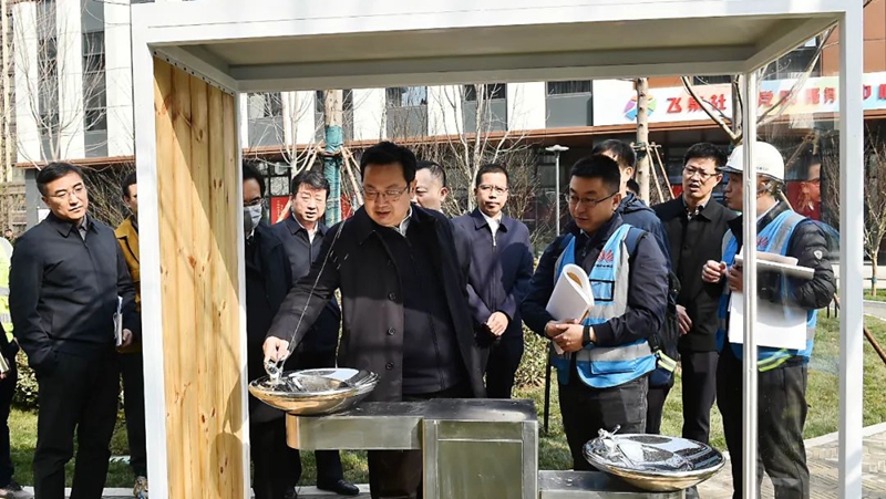 張國華調研容西片區龍泉河風情街、街角游園建設情況