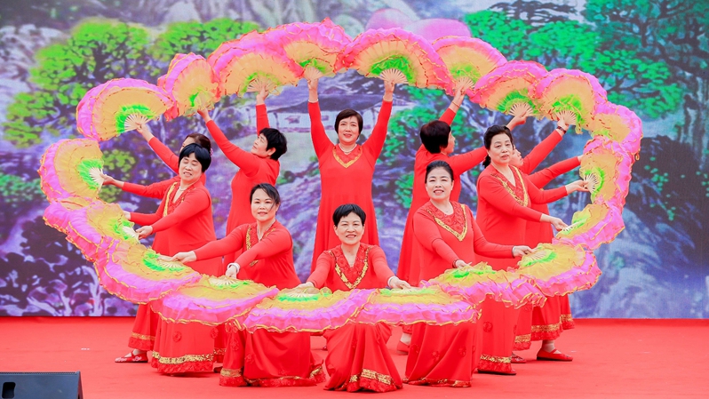 乘著春光舞起來！廣場舞大賽舞出雄安群眾精氣神兒