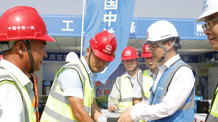 看建雄安丨啟動區東部社區服務中心項目為一線工人送清涼