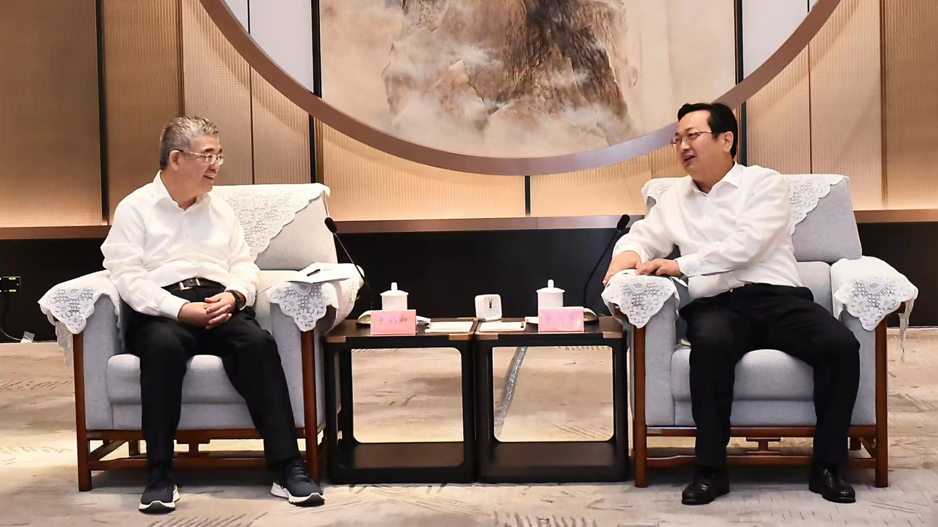 張國華與中信集團董事長朱鶴新一行舉行工作座談