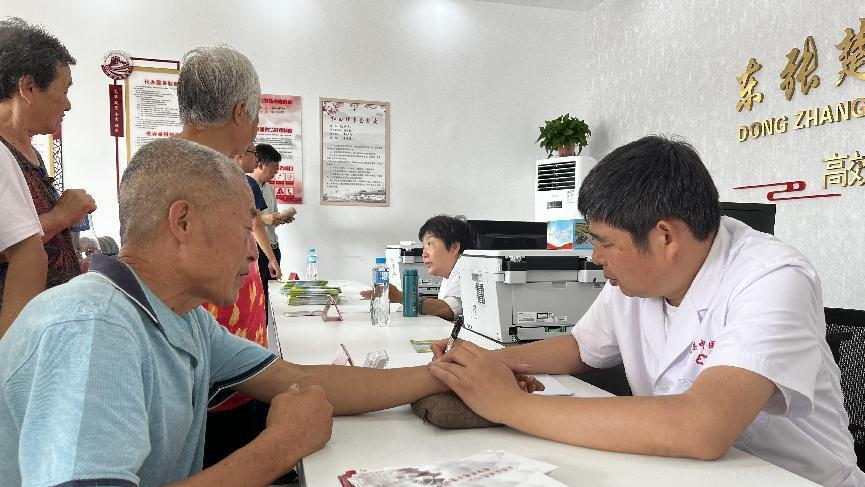健康守護(hù)、一路同行！容城縣賈光鄉(xiāng)組織開(kāi)展大型綜合義診活動(dòng)
